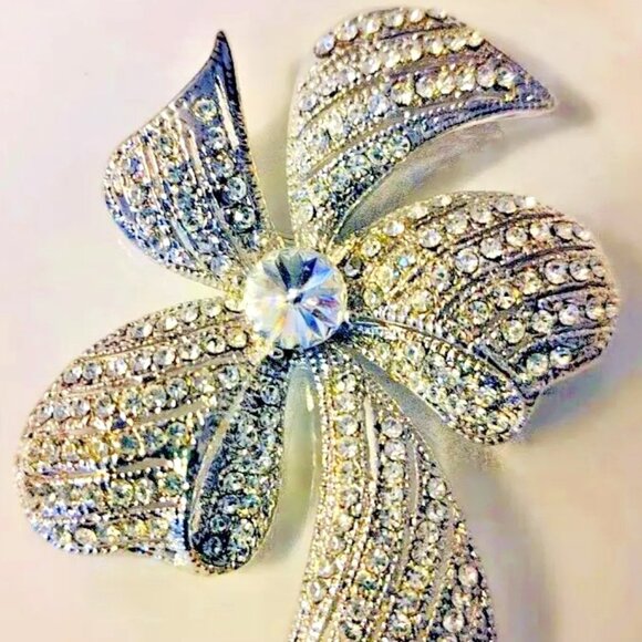 Vtg Ribbon Bow Rhinestone Pin Brooch Large Shiny Silver Tone - Picture 4 of 8